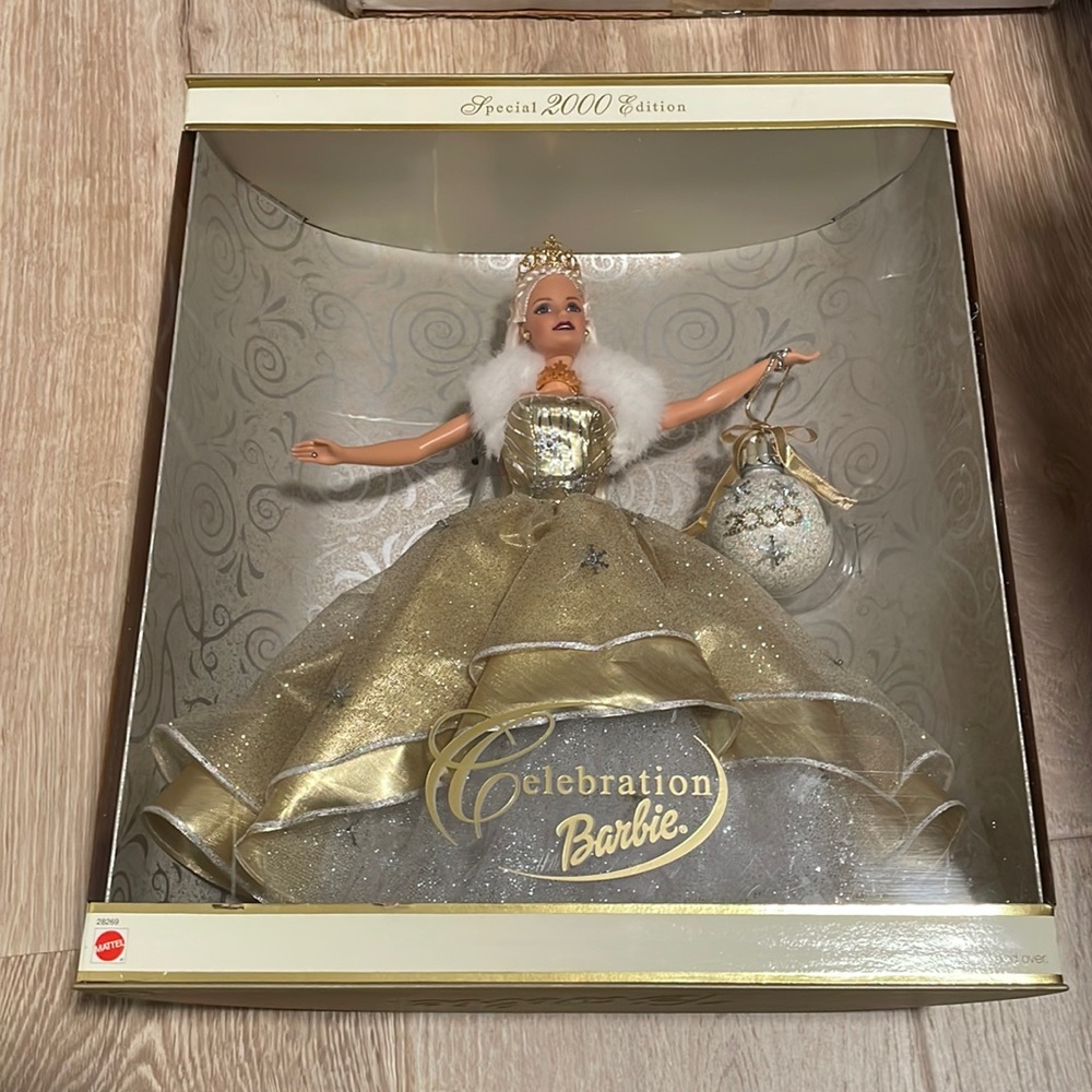 Collectible 2000 Holiday Barbie - Picture 1 of 2